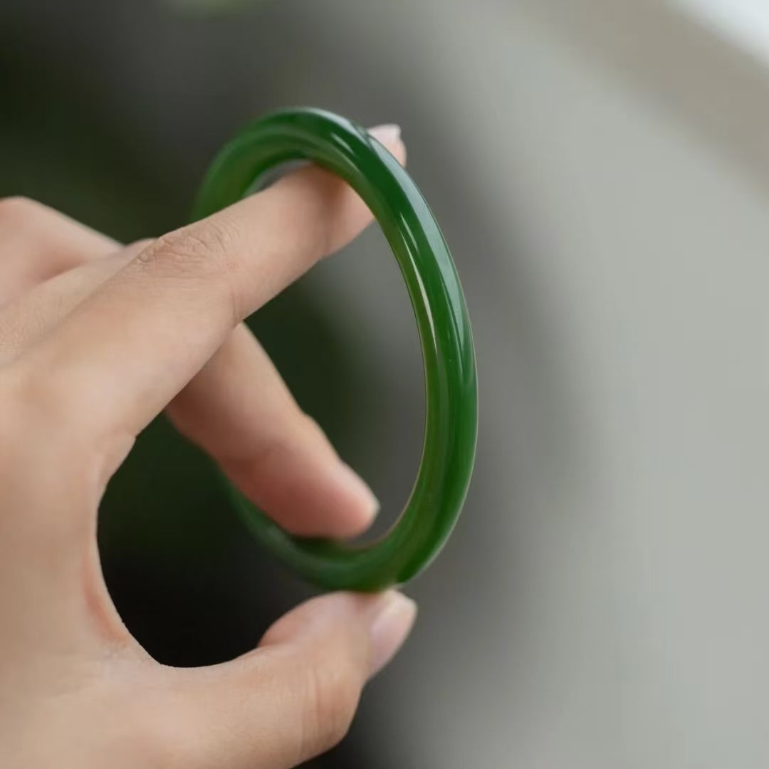 Selection and judgment of the warmth and smoothness of a jade bracelet's tentacles